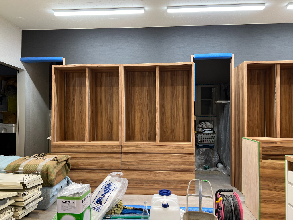 たばこ什器設置施工中