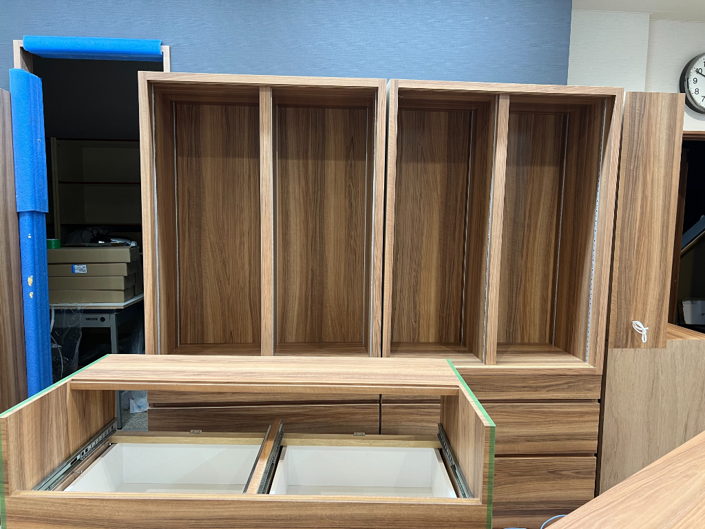 レジカウンター什器施工中